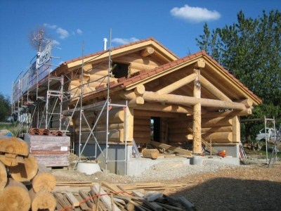 Интересный и недорогой способ строительства - дом из дров
